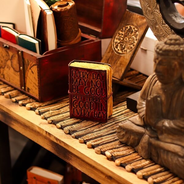 Cuaderno de cuero grueso con borde deshilachado – No todos los días son buenos