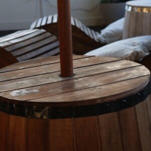 Mesa Auxiliar Barril de Madera con Soporte para Sombrilla - Imagen 1