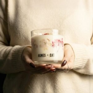 Vela de Cera de Soja Botánica Agnes + Cat – Roses of Sawrey | Aroma Floral de Rosas Inglesas - Imagen 5