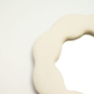 Espejo Decorativo Suave en Forma de Flor – Marco Ondulado Beige Piedra - Imagen 3