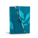 Cuaderno Artesanal Lokta Floral Azul Medianoche con Cierre de Bambú – 45 Hojas