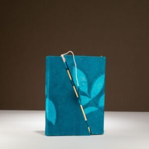 Cuaderno Artesanal Lokta Floral Azul Medianoche con Cierre de Bambú – 45 Hojas - Imagen 3