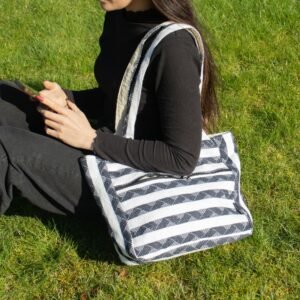 Bolso Tote Jacquard "Musa Viajera" – Diseño Atlas Nómada Azul Marino y Blanco (35x35 cm) - Imagen 5