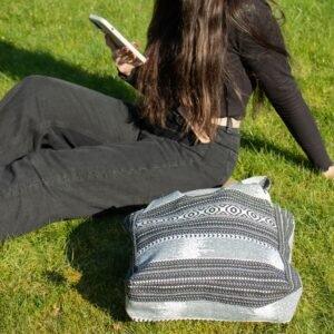 Bolso Tote Jacquard "Musa Viajera" – Diseño Monocromo Caravana Urbana (35x35 cm) - Imagen 9