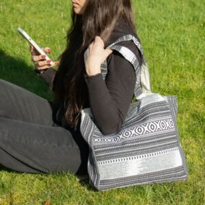 Bolso Tote Jacquard "Musa Viajera" – Diseño Monocromo Caravana Urbana (35x35 cm) - Imagen 6