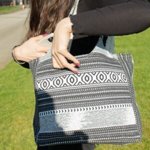 Bolso Tote Jacquard "Musa Viajera" – Diseño Monocromo Caravana Urbana (35x35 cm) - Imagen 7