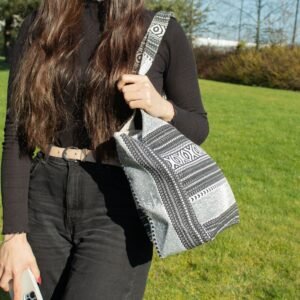 Bolso Tote Jacquard "Musa Viajera" – Diseño Monocromo Caravana Urbana (35x35 cm) - Imagen 8