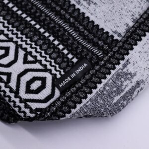 Bolso Tote Jacquard "Musa Viajera" – Diseño Monocromo Caravana Urbana (35x35 cm) - Imagen 3