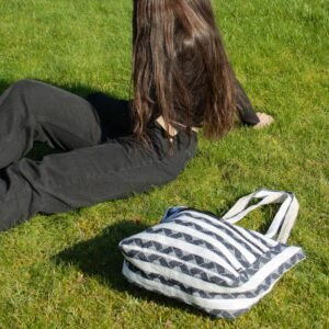 Bolso Tote Jacquard "Musa Viajera" – Diseño Atlas Nómada Azul Marino y Blanco (35x35 cm) - Imagen 4