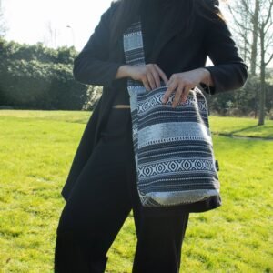 Bolso Tote "Nómada Caravana Urbana" – Bolsa de Hombro Jacquard Monocromo (40x35 cm) - Imagen 5