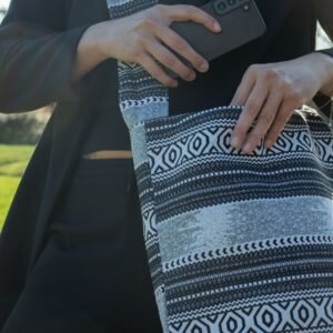 Bolso Tote "Nómada Caravana Urbana" – Bolsa de Hombro Jacquard Monocromo (40x35 cm) - Imagen 4