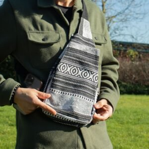 Mochila Cruzada "Caravana Urbana" – Bolso Bandolera Jacquard Monocromo (40x20 cm) - Imagen 9