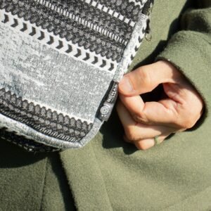 Mochila Cruzada "Caravana Urbana" – Bolso Bandolera Jacquard Monocromo (40x20 cm) - Imagen 5