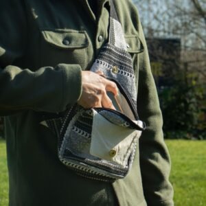 Mochila Cruzada "Caravana Urbana" – Bolso Bandolera Jacquard Monocromo (40x20 cm) - Imagen 4