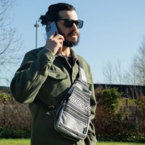 Mochila Cruzada "Caravana Urbana" – Bolso Bandolera Jacquard Monocromo (40x20 cm) - Imagen 8