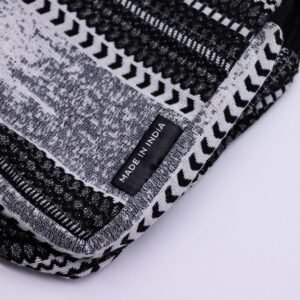 Mochila Cruzada "Caravana Urbana" – Bolso Bandolera Jacquard Monocromo (40x20 cm) - Imagen 2