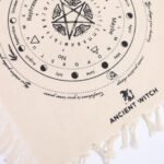 Mantel de Adivinación para Péndulo "Bruja Antigua" – Polilla Mística (Natural y Negro) - Imagen 2